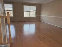 Building Photo - 20 Emandan Ln