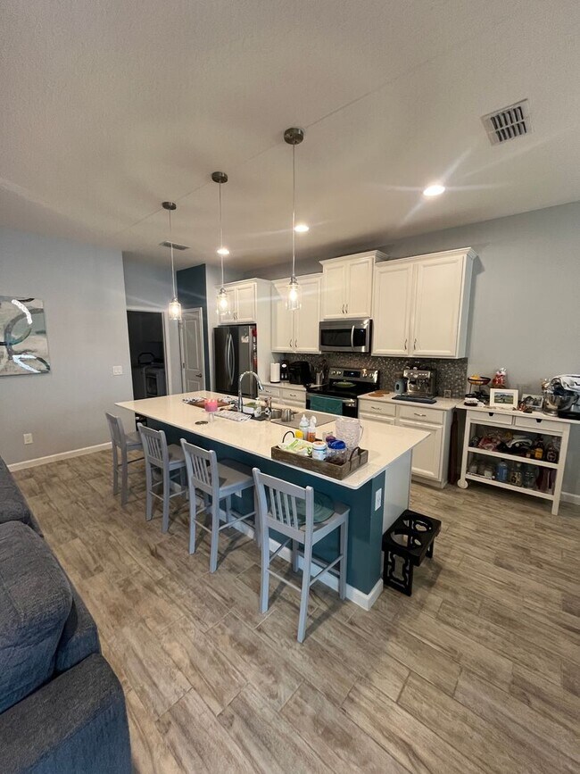 Building Photo - 887 Lady Bird Ln