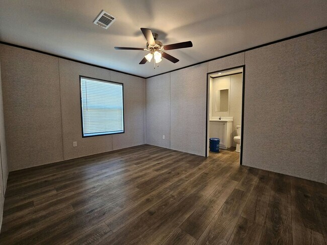 Building Photo - 527 Suwanee Dr