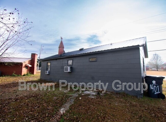 Building Photo - 401 Eva Cir