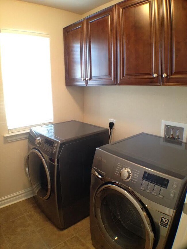 Building Photo - Spacious 4-bedroom, 3-bathroom home in Che...