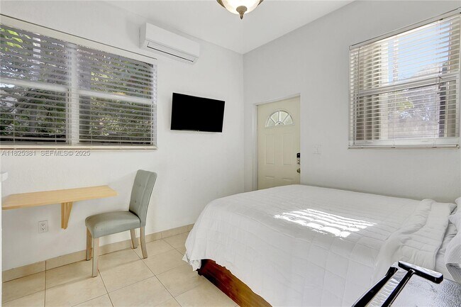 Building Photo - 33 SW 20th Rd