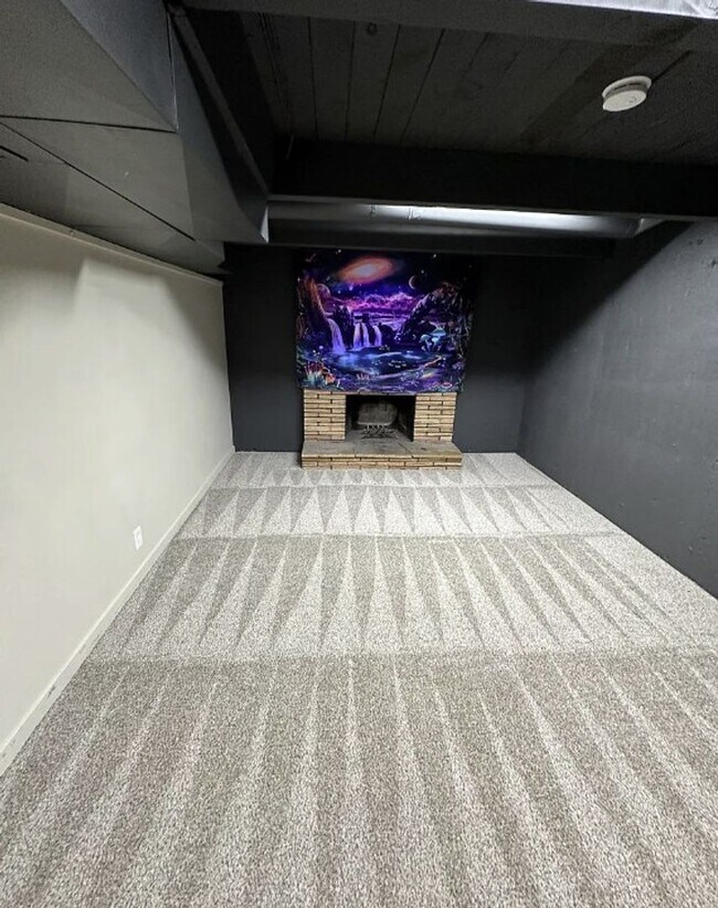 Building Photo - Bench Location Just Minutes to Downtown and BSU!