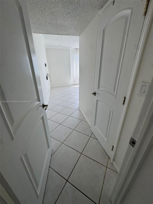 Building Photo - 2301 Collins Ave