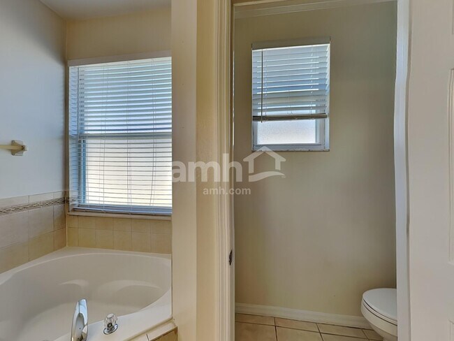 Building Photo - 6244 Macaw Glen