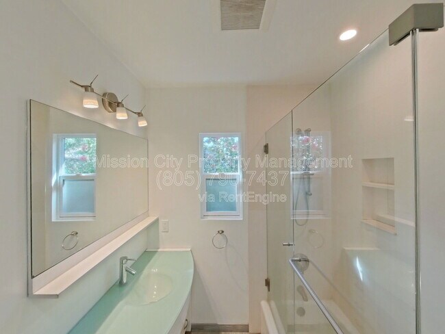 Building Photo - 328 W Pedregosa St