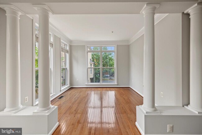 Building Photo - 5256 Bessley Pl