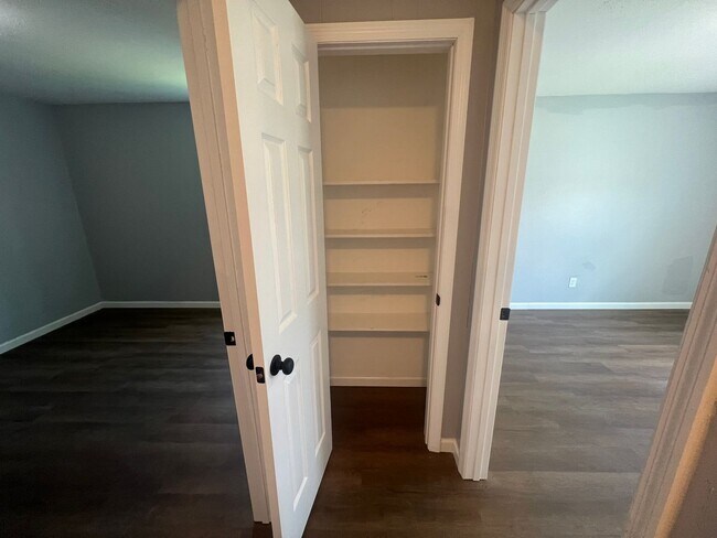 Building Photo - 4 bedroom 1 bathroom home in University Manor
