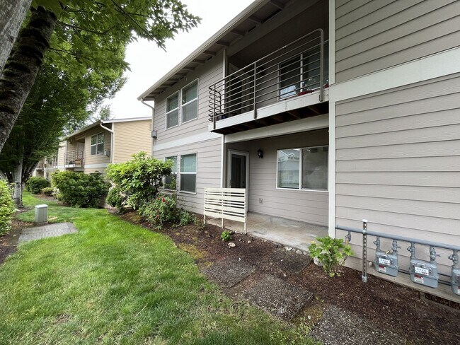 Building Photo - Spacious 904 Sq Ft Home in Bethany with Garage Parking, Washer/Dryer & Modern Kitchen Features