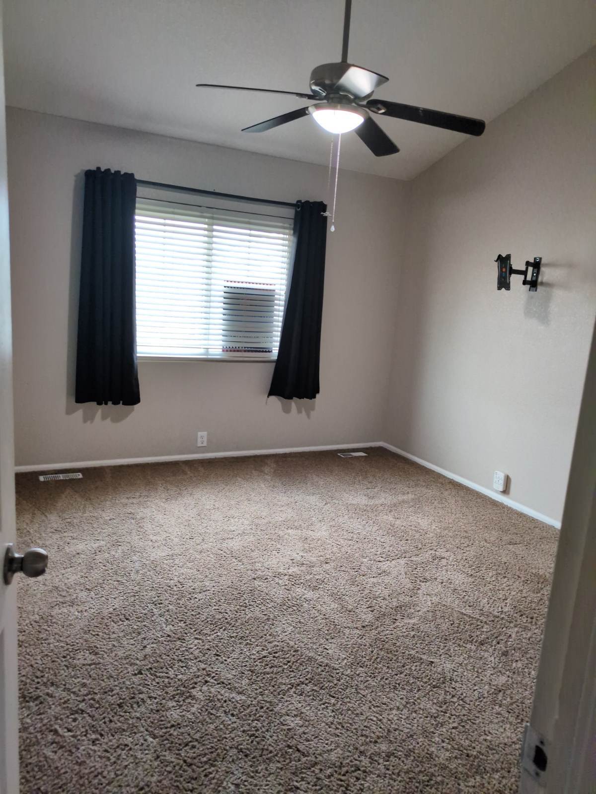 Building Photo - 215 Blue Bonnet Dr