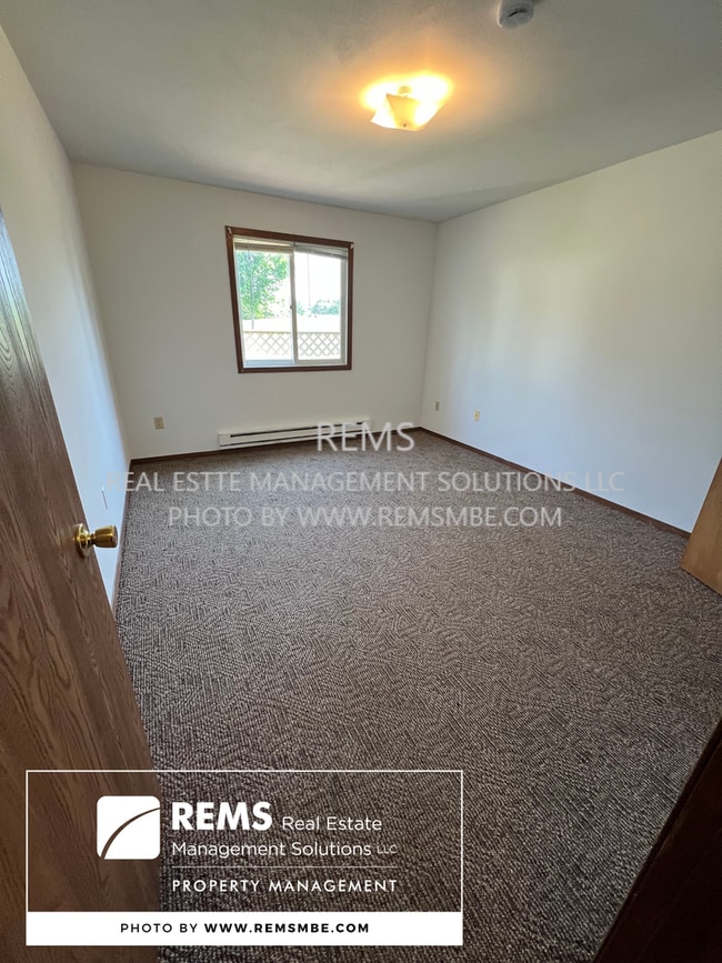 Building Photo - 564 E Slifer St