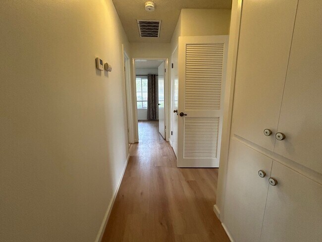 Building Photo - 22 Meadowgreen Cir