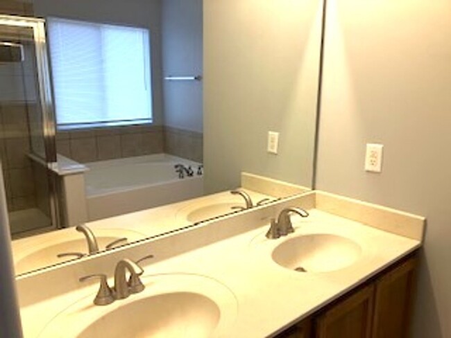 Building Photo - ***Spacious DREAM HOME w/Fresh Paint New A...