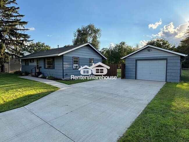 Building Photo - Clean, Quiet, and Updated – 3BR Bloomingto...
