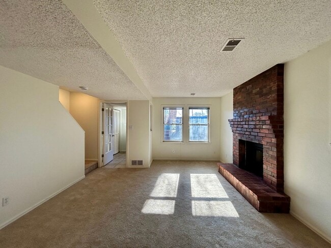 Building Photo - SHORT TERM RENTAL! 3Br/2Ba Condo in the Heart of Boulder