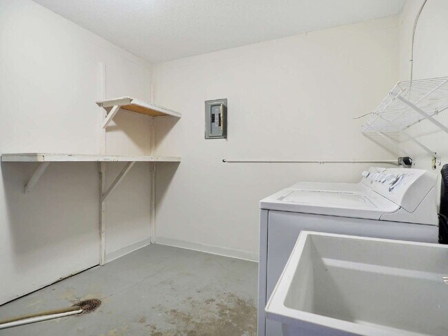 Building Photo - 3 Bed 2 Bath Corner Unit Townhome in Apple Valley