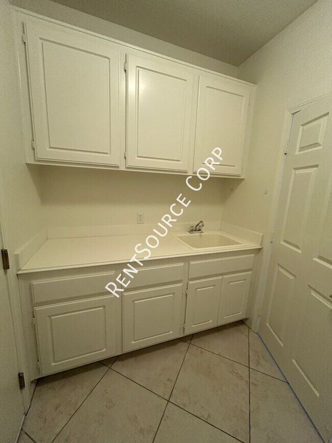 Building Photo - 39821 Sunstar St