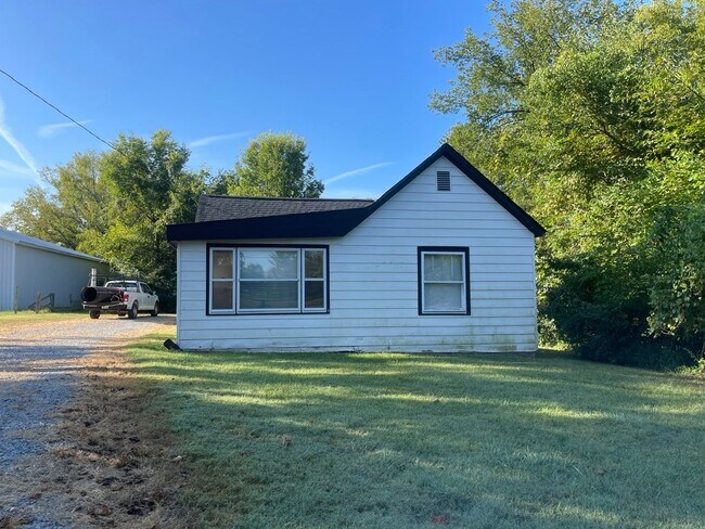 Building Photo - Great Location Private Setting Home For Rent
