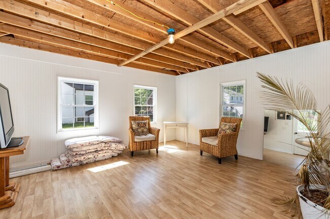 Building Photo - Sheek Updated Home With Pool!