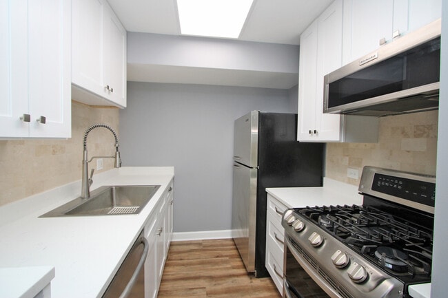 Building Photo - 652 Nantucket Way