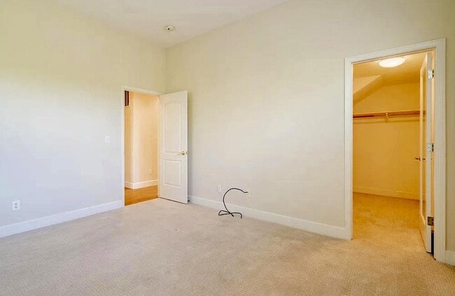 Building Photo - 2520 Club Dr