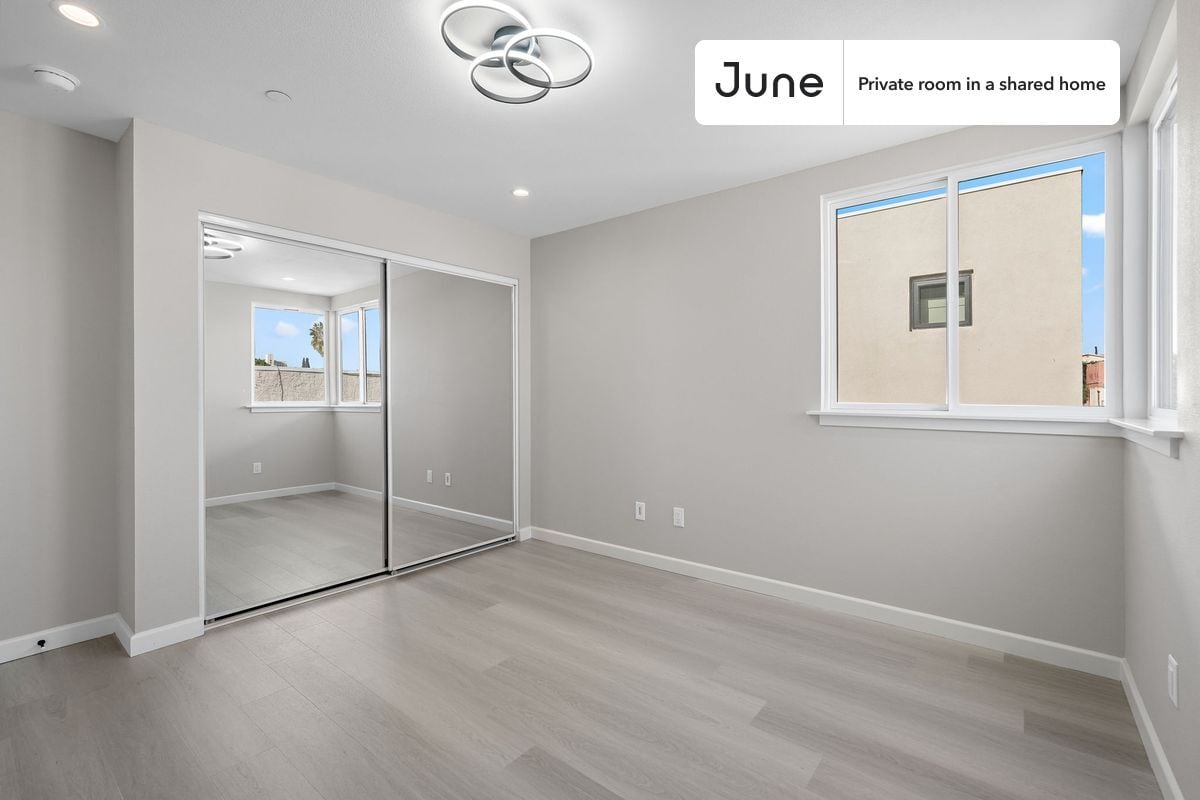Building Photo - Room in Shared 5 bed/5 bath home in Boyle Heights