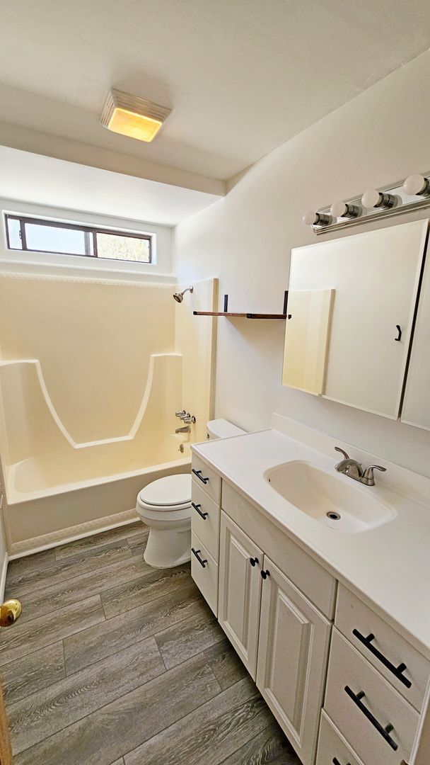 Building Photo - Beautiful 3 Bed, 2 Bath with a Bonus Room and Large Yard!