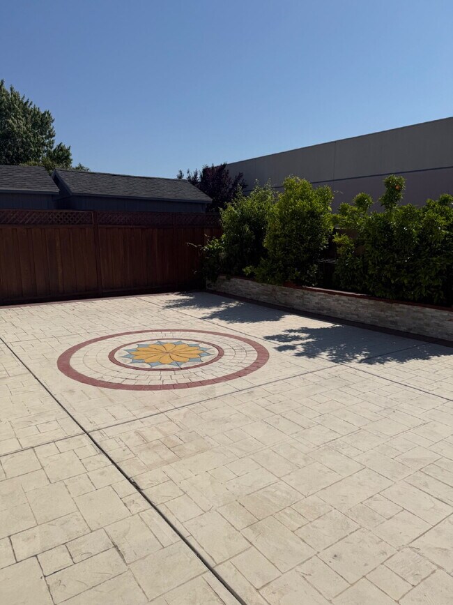 Building Photo - Charming 4 bedrooms and 2 full bathrooms L...