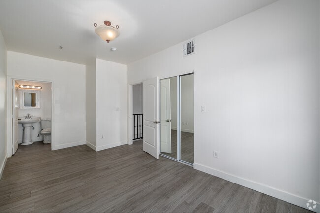 2BR, 2BA - 1,000SF - Bedroom - 14655 Vanowen St