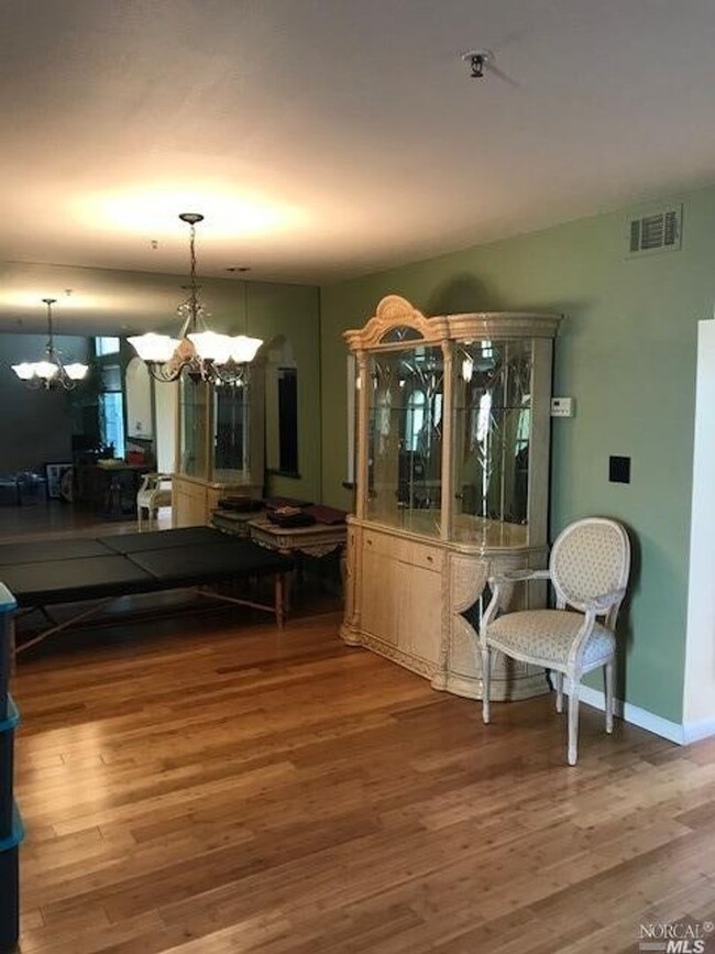Building Photo - Gorgeous 3 bedroom 2.5 bath 2 story Townho...