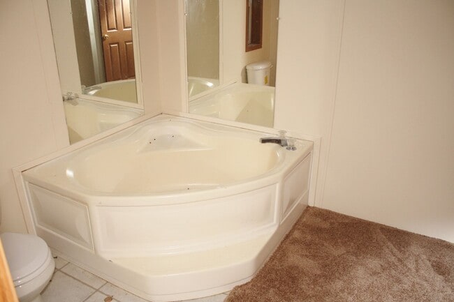 Building Photo - 4 Bedroom, 2 Full Bath home in Greenville/...