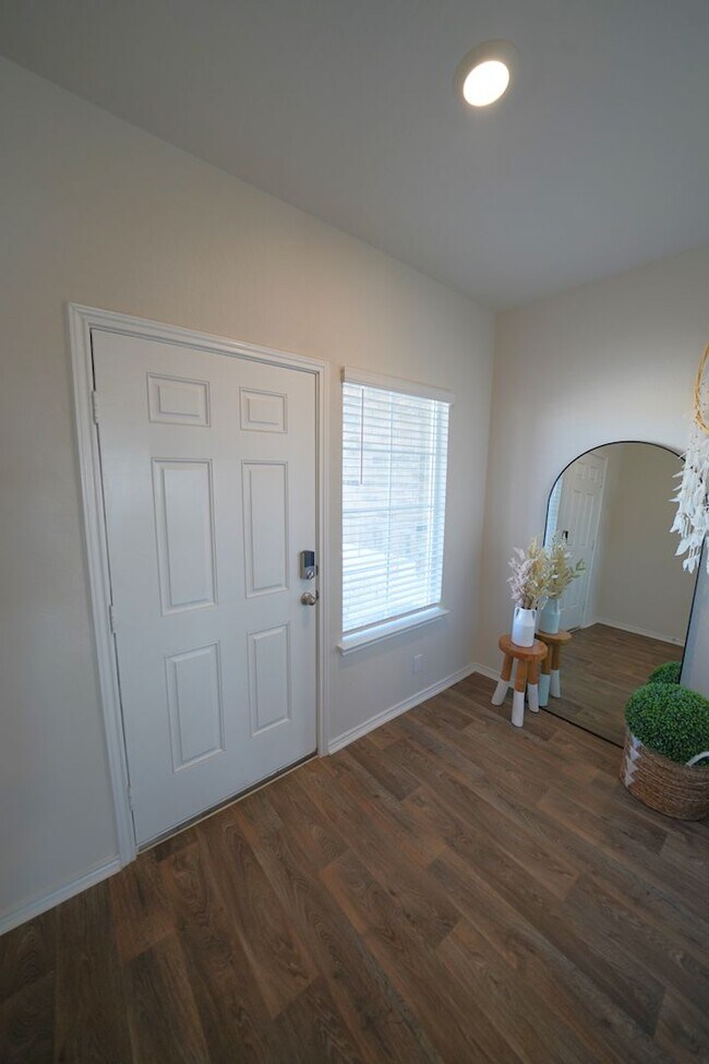 Building Photo - Like-New Home in Applewood Neighborhood. Realtor Commission: $600