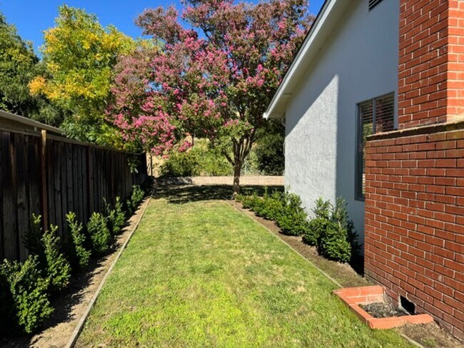Building Photo - Single level home in Woodlands neighborhood-Walnut Creek