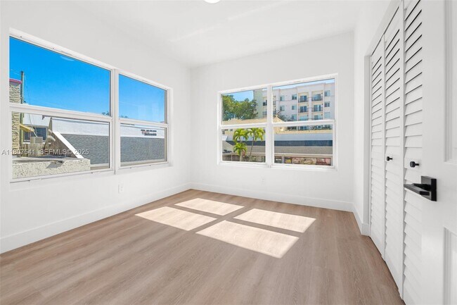 Building Photo - 403 SW 12th Ave