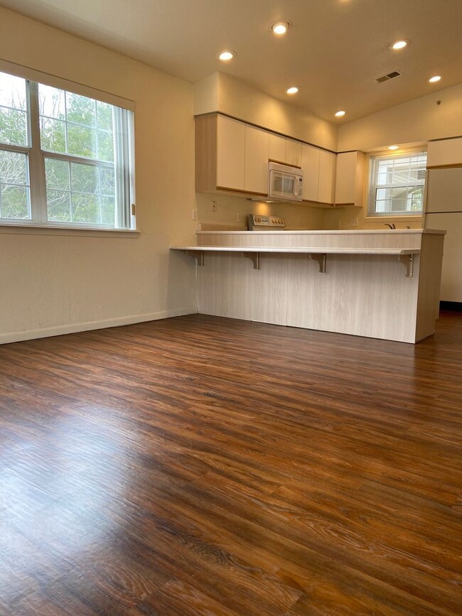 Building Photo - Condominium in The Oaks of Holiday Hills R...