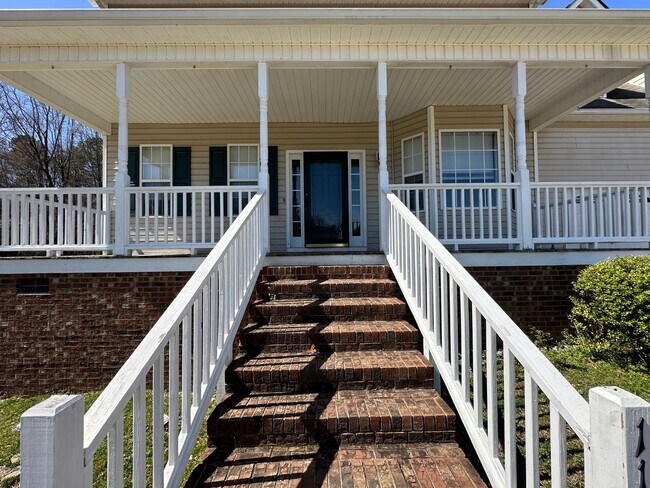 Building Photo - Beautiful 3 bedroom home on over 3/4 acres with huge garage.