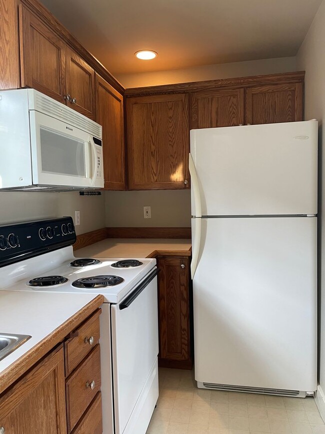 Building Photo - Your Cozy Corner in Fairview Village!