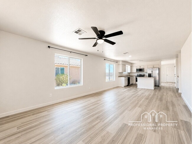 Building Photo - 4-bedroom, 2-bathroom home in Desert Oasis