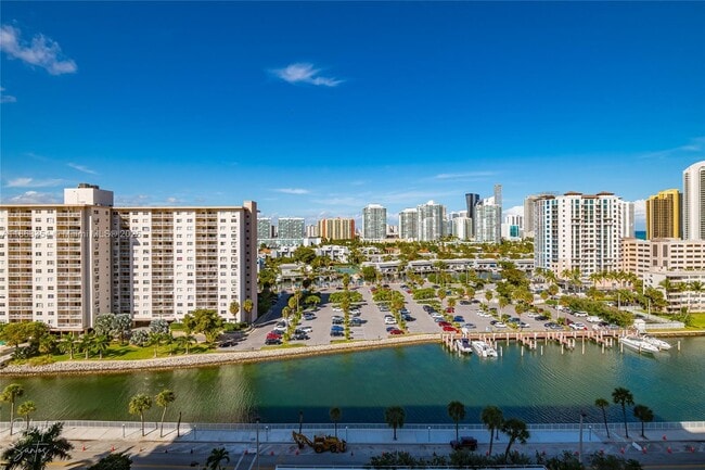 Building Photo - 500 Bayview Dr