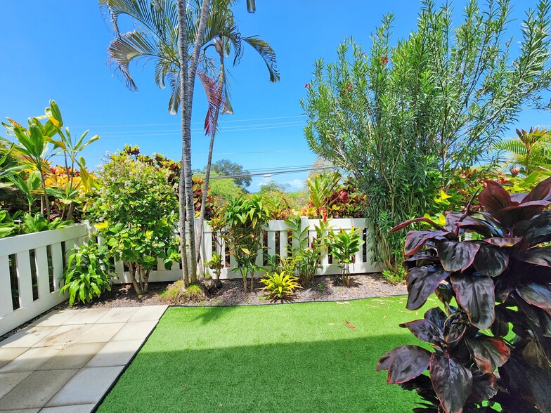 Enclosed small yard - 75-6081 Alii Dr