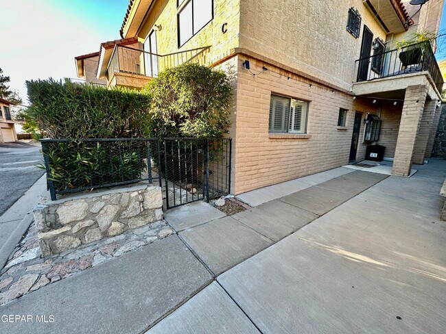 Building Photo - 4614 N Stanton St