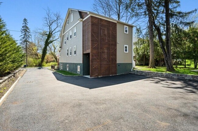 Building Photo - 4 Western Dr
