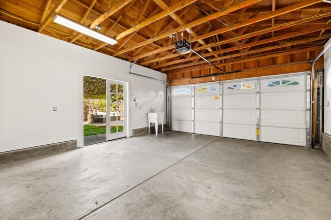 Building Photo - 105 Pepper Ave