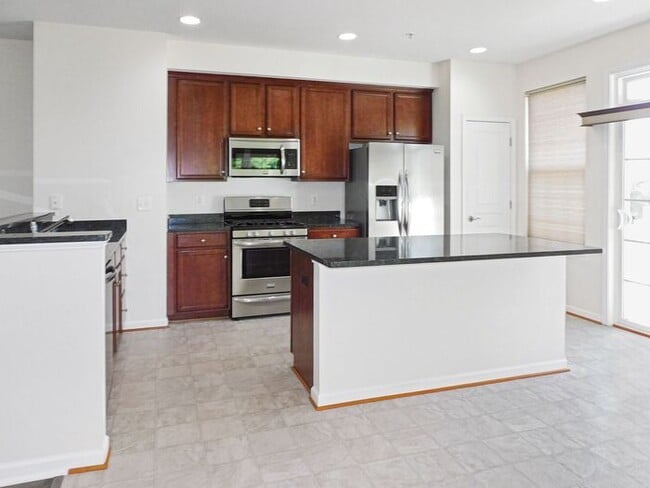 Building Photo - Pet Friendly 3 level End Unit Town Home wi...