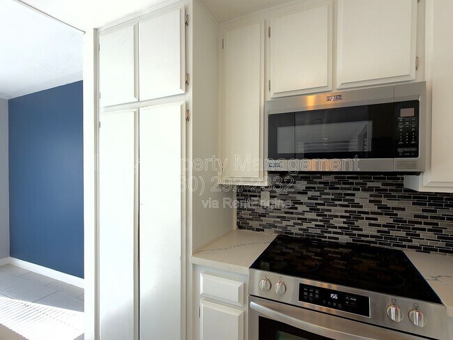 Building Photo - 450 W Vermont Ave