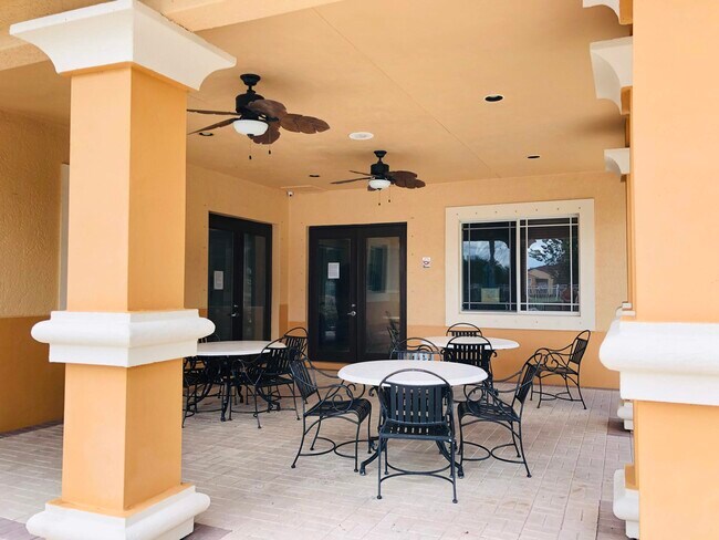 Building Photo - 151 SW Palm Dr