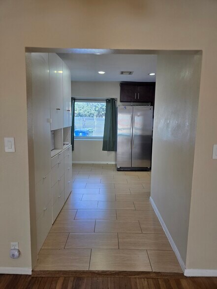 Building Photo - 15360 Saticoy St