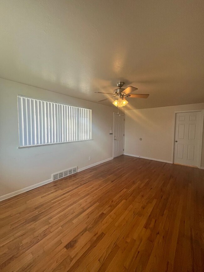 Building Photo - Charming Two Bedroom in Lakewood-Updated, ...