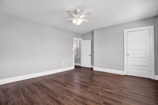 Building Photo - Updated 3 Bedroom 1 Bath with Off Street P...