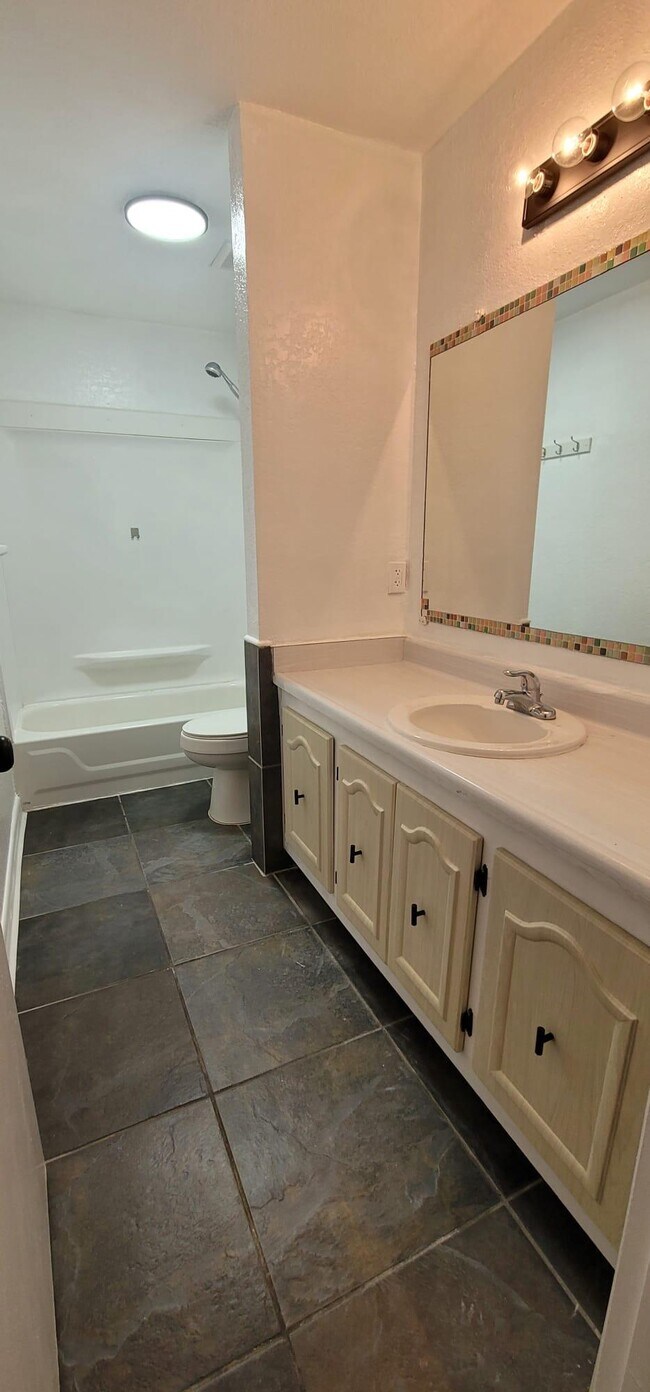 Building Photo - 548 Orange Dr